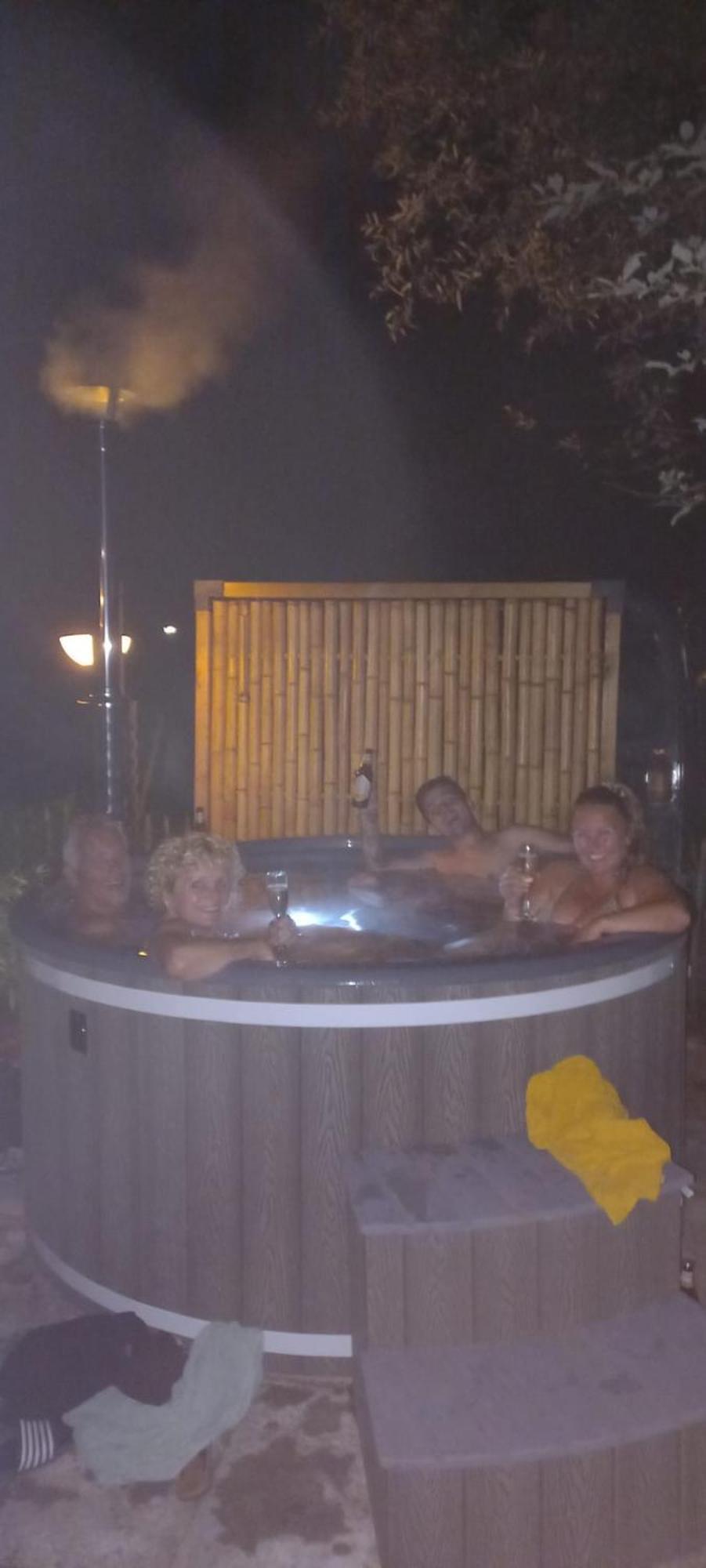 Ewijk Rumah Senang Wellness Met Hottub En Tuin מראה חיצוני תמונה